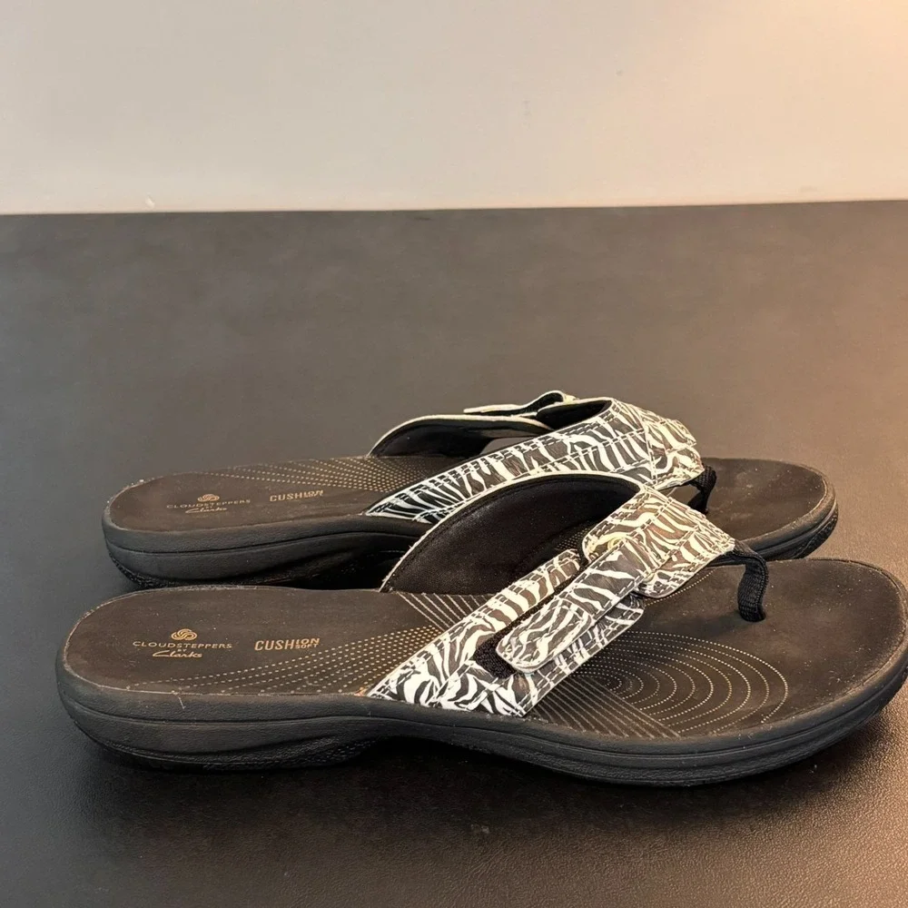Clarks Cloudsteppers Flip Flops Womens sz 9M Black White Zebra Comfort summer
